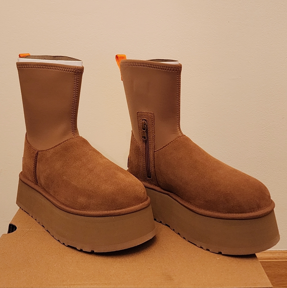UGG - Classic Dipper (Brand new, unworn with box) Size: 7, brown suede
